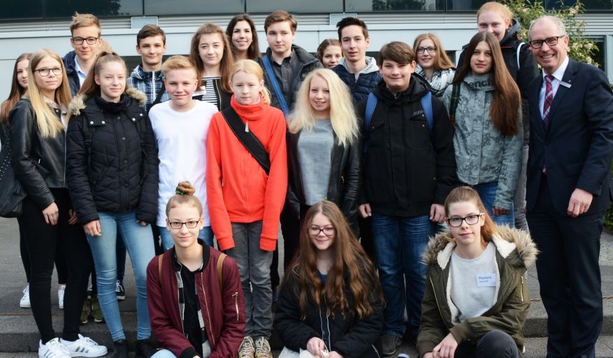 Landrat Manfred Müller (rechts) begrüßte Schülerinnen und Schüler aus dem Kreisgebiet zum Girl´s und Boy´s Day. (Foto: Amt für Presse- und Öffentlichkeitsarbeit, Kreis Paderborn, Anna-Sophie Schindler)